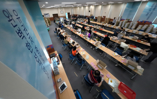 제8회 전국동시지방선거를 9일 앞둔 지난 5월23일 오전 경기도 수원시 영통구 경기도선거관리위원회에서 관계자들이 투표용지를 검수하고 있다.<공동취재·연합뉴스>